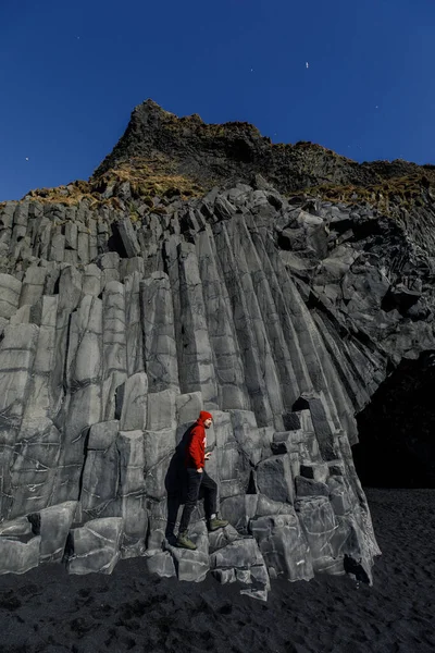 Muž Turista Pózovat Kameni Útes Ostrými Římsami Slunný Den — Stock fotografie