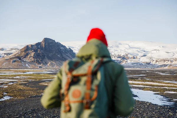 Tourist Man Enjoy Waking Black Road Iceland Mountains Background — Stock Photo, Image