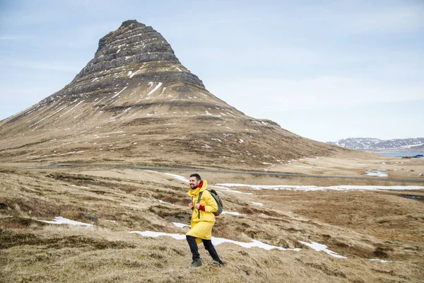 Man Gele Jas Wandelen Vallei Ijsland Bergen Achtergrond — Stockfoto