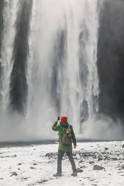 Joven Hombre Guapo Pie Cerca Cascada Islandia Montañas Fondo — Foto de Stock