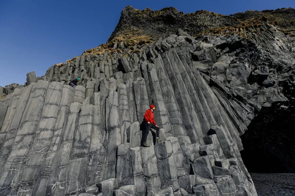Young Man Red Jacket Standing Rocks Iceland Mountains — Stock Photo, Image