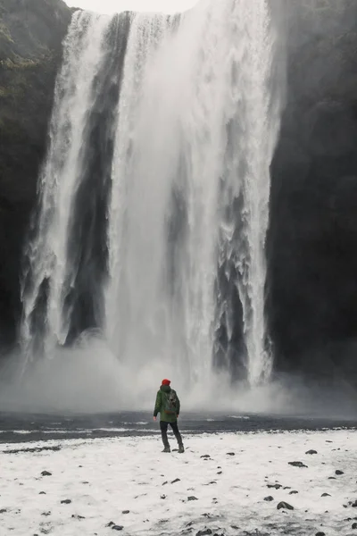 Joven Hombre Guapo Pie Cerca Cascada Islandia Montañas Fondo — Foto de Stock