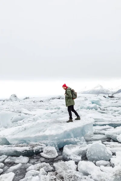 Νεαρός Άνδρας Πόδια Χιονισμένη Μαύρη Παραλία Άμμο Στην Ισλανδία — Φωτογραφία Αρχείου