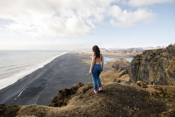 Pretty Young Woman Standing Cliff Iceland Mountains Norwegian Sea Background — Stock Photo, Image