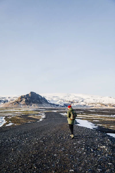 Tourist Man Enjoy Waking Black Road Iceland Mountains Background — 스톡 사진