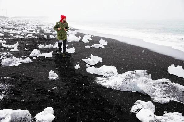 Joven Caminando Playa Arena Negra Nevada Islandia — Foto de Stock