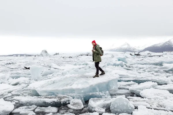 Joven Lindo Hombre Sentado Hielo Playa Arena Negra Fondo Las — Foto de Stock