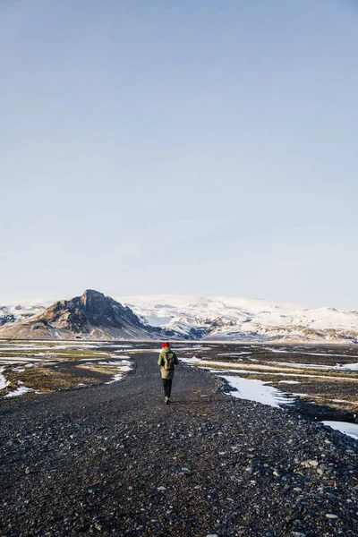 Τουρίστας Άνθρωπος Απολαμβάνουν Ξύπνημα Μαύρο Δρόμο Στην Ισλανδία Φόντο Βουνά — Φωτογραφία Αρχείου