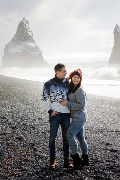 Casal Romântico Feliz Andando Areia Preta Praia Islândia Mar Norueguês — Fotografia de Stock