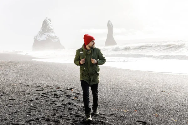 Man Red Hat Green Jacket Enjoying Black Sand Iceland Beach — Stock Photo, Image