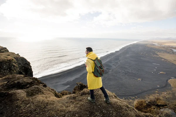 Inviting Young Man Cliff Black Sand Beach Iceland Mountains View — 스톡 사진