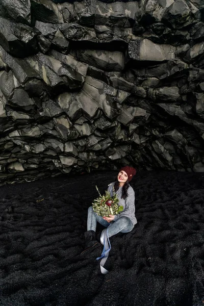 Mosolygó Fiatal Fekete Homok Barlang Csokor Virág — Stock Fotó