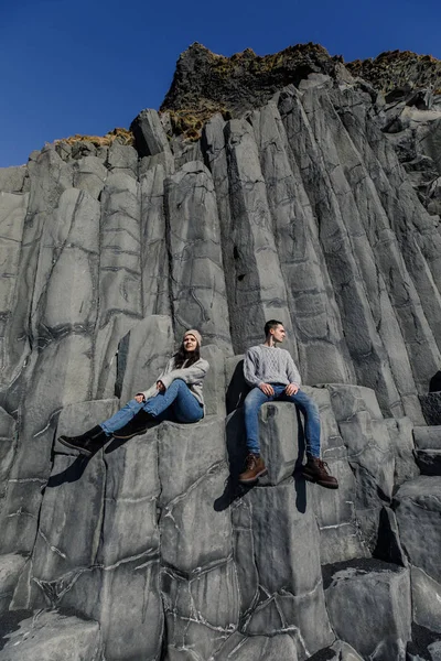 Increíble Pareja Sentada Acantilado Piedra Con Cornisas Afiladas Día Soleado — Foto de Stock