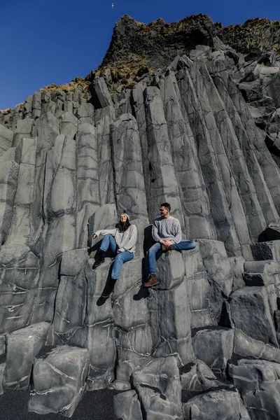 Amazing Couple Sitting Stone Cliff Sharp Ledges Sunny Day — Stock Photo, Image
