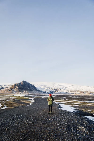 Τουρίστας Άνθρωπος Απολαμβάνουν Ξύπνημα Μαύρο Δρόμο Στην Ισλανδία Φόντο Βουνά — Φωτογραφία Αρχείου