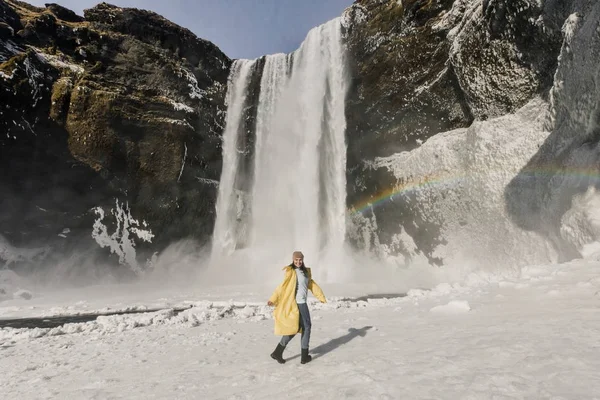 Mulher Feliz Casaco Amarelo Posando Cachoeira Inverno Com Arco Íris — Fotografia de Stock