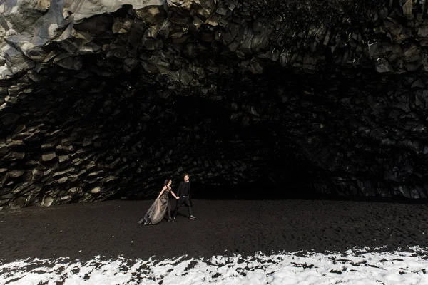 Pár Szerelmesek Séta Közelében Barlang Fekete Homok Izland Strand Norvég — Stock Fotó