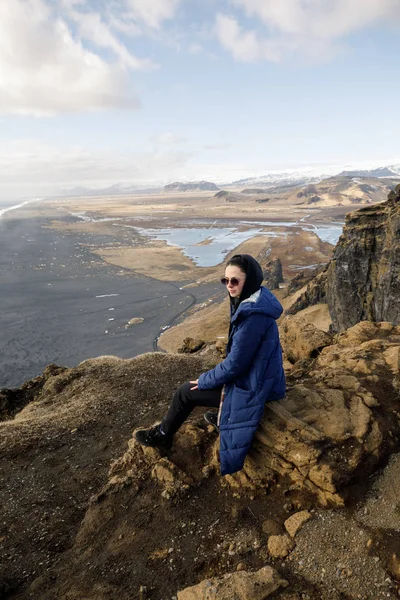 Mujer Joven Bonita Acantilado Las Montañas Islandia Fondo Marino Noruego — Foto de Stock