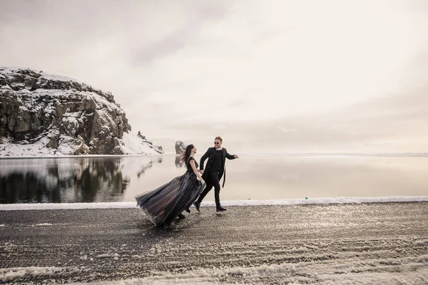 Bonita Pareja Amantes Corriendo Magníficos Lagos Islandia Montañas Paisaje Fondo — Foto de Stock