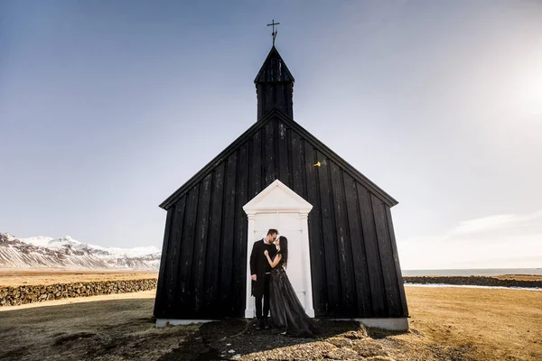 Mooi Romantisch Paar Poseren Zwarte Kerk Ijsland Vallei Bergen Achtergrond — Stockfoto