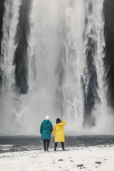 Happy Funny Couple Enjoying Big Waterfall Iceland Mountains Background — 스톡 사진