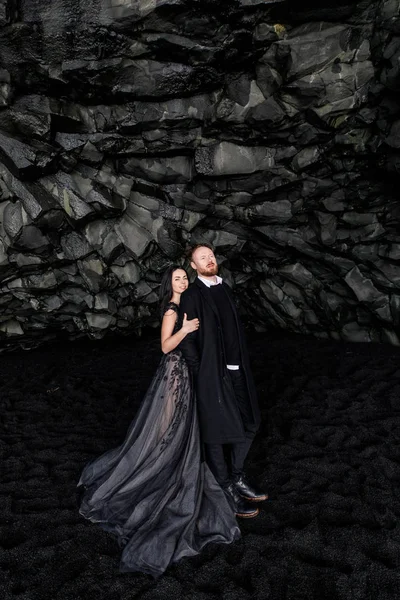Magnificent Couple Lovers Walking Black Cave Black Sand Norwegian Beach — Stock Photo, Image