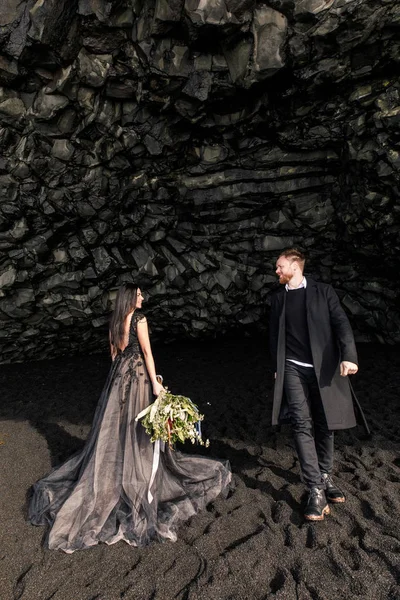 Magnificent Couple Lovers Walking Black Cave Black Sand Norwegian Beach — Stock Photo, Image