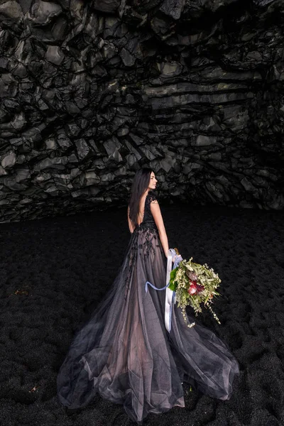 Gyönyörű Mosolygós Pózol Fekete Homok Barlang Csokor Virág — Stock Fotó