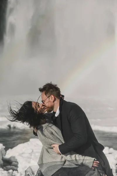 Красивая Пара Влюбленных Поцелуи Водопаде Исландии Горы Фоне — стоковое фото