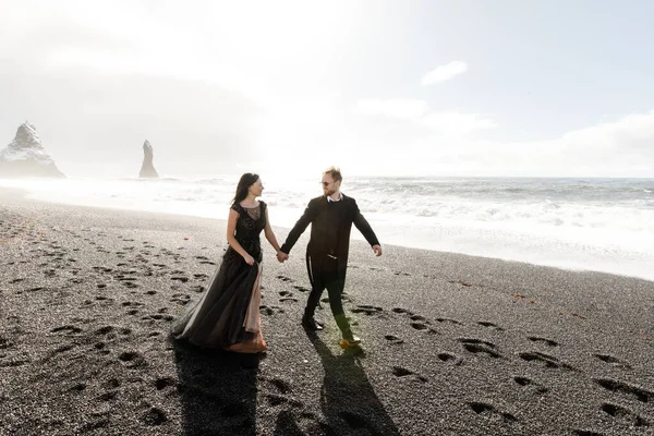 Happy Romantic Couple Walking Black Sand Iceland Beach Norwegian Sea — Stock Photo, Image
