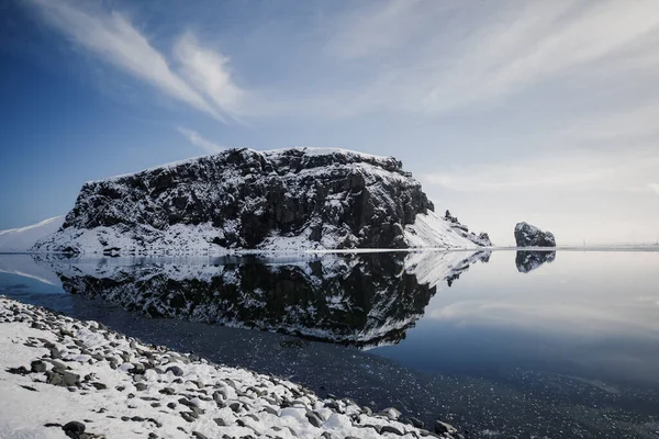 ノルウェーの海とアイスランドの山の風景の驚くほど素晴らしいパノラマの鳥の景色 — ストック写真