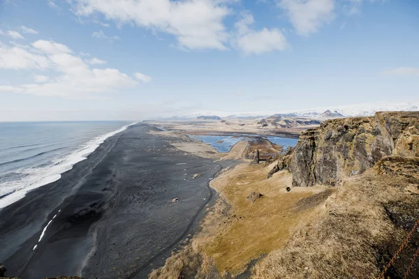 山の崖と黒い砂の壮大な鳥の景色アイスランドのビーチ — ストック写真