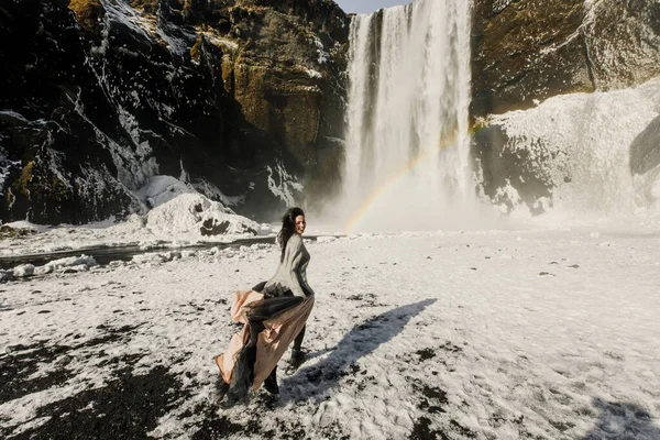 Усмішка Жінка Ходить Зимовому Водоспаду Веселкою Схилах Гір Ісландії — стокове фото