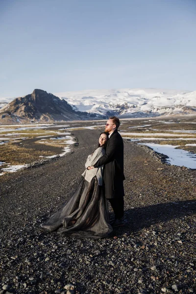 Boldog Fiatal Férfi Élvezi Napsütéses Nap Fekete Föld Izland — Stock Fotó