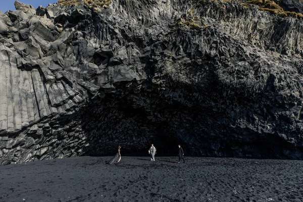 Ceremoniál Mistr Pořádání Plevele Obřad Vzduchu Islandu Černá Jeskyně — Stock fotografie