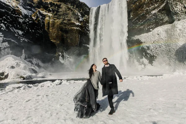 Hermosa Feliz Pareja Enamorada Caminando Cascada Islandia Montañas Fondo — Foto de Stock