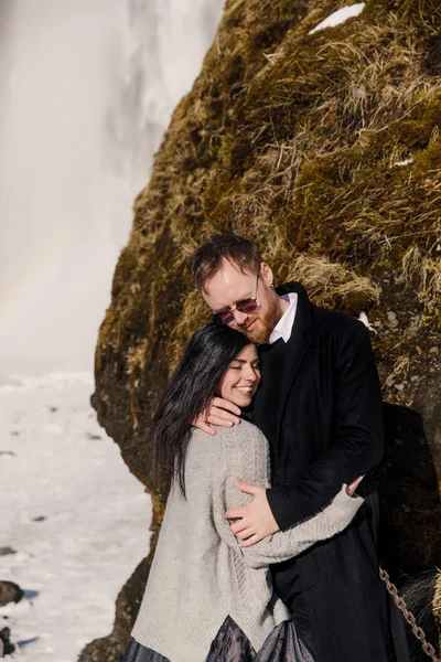 Casal Feliz Amor Abraçando Perto Cachoeira Islândia Montanhas — Fotografia de Stock