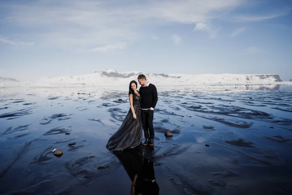 Happy Attractive Couple Posing Snowy Frozen Black Sand Beach Iceland — Stock Photo, Image