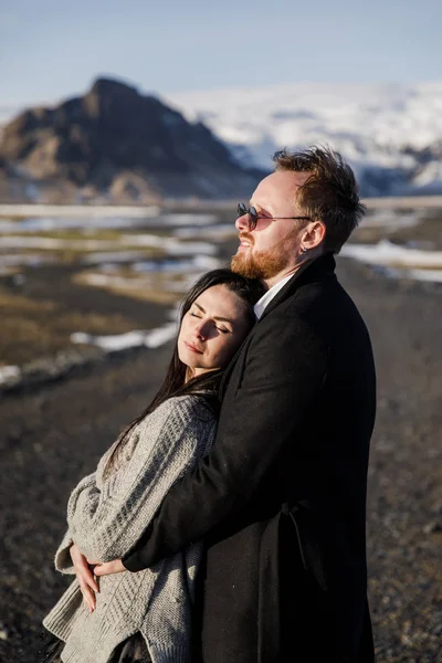 Feliz Joven Hombre Disfrutando Día Soleado Tierra Negra Islandia — Foto de Stock