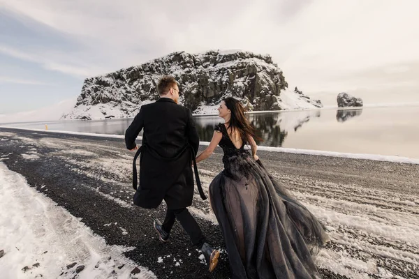 Szép Pár Szerelmesek Futó Csodálatos Izlandi Tavak Hegyek Táj Háttér — Stock Fotó