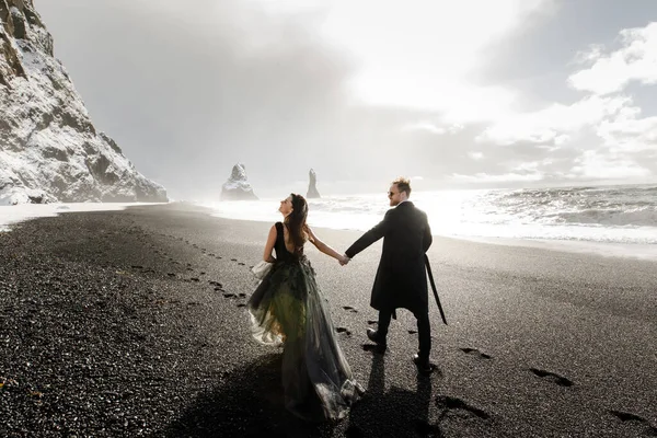 Couple Heureux Romantique Marchant Sur Sable Noir Islande Plage Mer — Photo