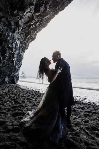 Csodálatos Pár Pózol Csók Fekete Homok Izland Strand Norvég Tenger — Stock Fotó