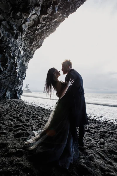 Prachtig Koppel Poseren Kussen Zwart Zand Ijsland Strand Noorse Zee — Stockfoto