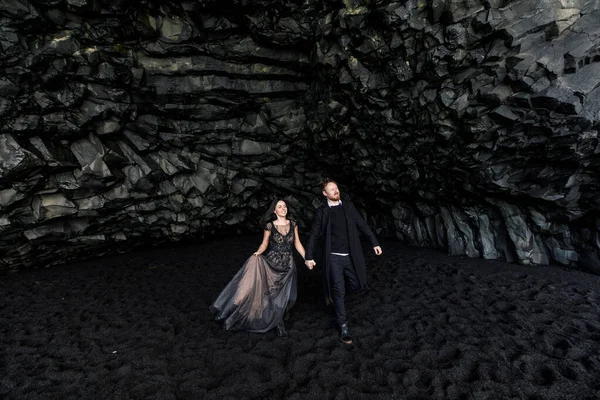 Gyönyörű Pár Pózol Közelében Nagy Fekete Barlang Fekete Homok Izland — Stock Fotó