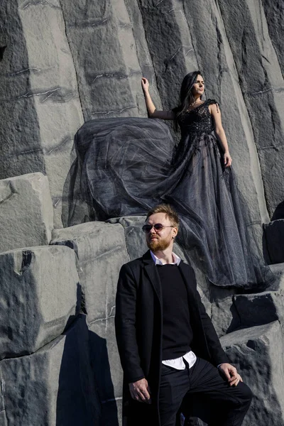 Increíble Pareja Posando Acantilado Piedra Con Cornisas Afiladas Día Soleado — Foto de Stock