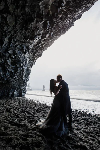 Couple Romantique Baisers Sur Sable Noir Islande Plage Mer Norvégienne — Photo