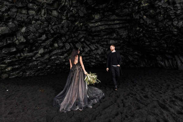 Csodálatos Pár Szerelmesek Séta Közelében Fekete Barlang Fekete Homokos Norvég — Stock Fotó