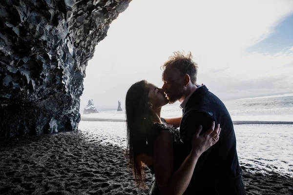 Romantikus Pár Csók Fekete Homok Izland Strand Norvég Tenger Barlang — Stock Fotó