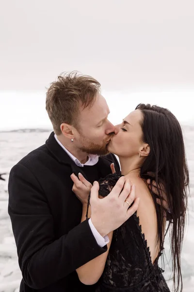 Couple Incroyable Tendre Embrasser Sur Coucher Soleil Sable Noir Islande — Photo