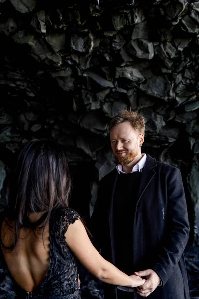 アイスランドの黒洞窟での結婚式で感動的で美しいカップル — ストック写真
